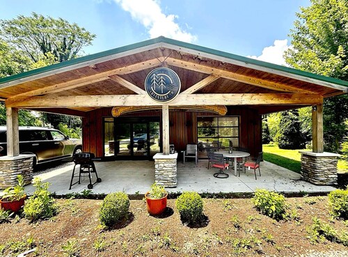Huron Hideaway - Great Indoor & Outdoor Spaces!
