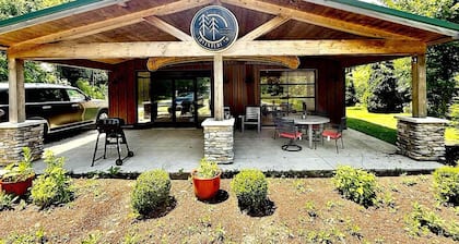 Huron Hideaway - Great Indoor & Outdoor Spaces!
