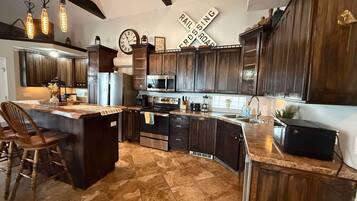 Kjøleskap og kokeplater