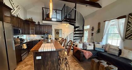 Waterfront Property w/dockage-sleeps 10!