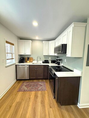 Kjøleskap og kokeplater