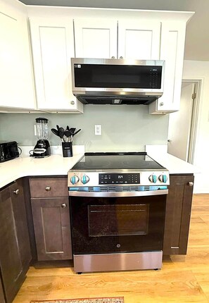 Een koelkast, een kookplaat