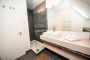 Shower, hair dryer, towels - Vacation apartment 5 in Haus Freesenpark (Norderney)