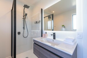 Shower, hair dryer - Oraka Vista - Te Anau Holiday Home (Te Anau)