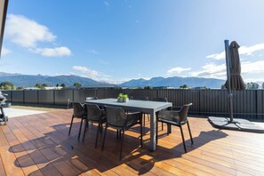 Outdoor dining - Oraka Vista - Te Anau Holiday Home (Te Anau)