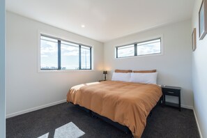 3 bedrooms, iron/ironing board, WiFi, bed sheets - Oraka Vista - Te Anau Holiday Home (Te Anau)