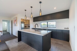Fridge, microwave, dishwasher, coffee/tea maker - Oraka Vista - Te Anau Holiday Home (Te Anau)