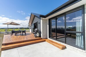 Outdoor dining - Oraka Vista - Te Anau Holiday Home (Te Anau)