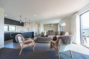 TV - Oraka Vista - Te Anau Holiday Home (Te Anau)