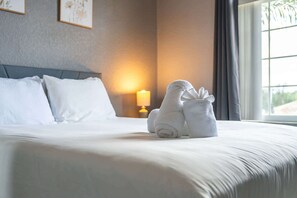 Escritorio, cuna de viaje, wifi y ropa de cama