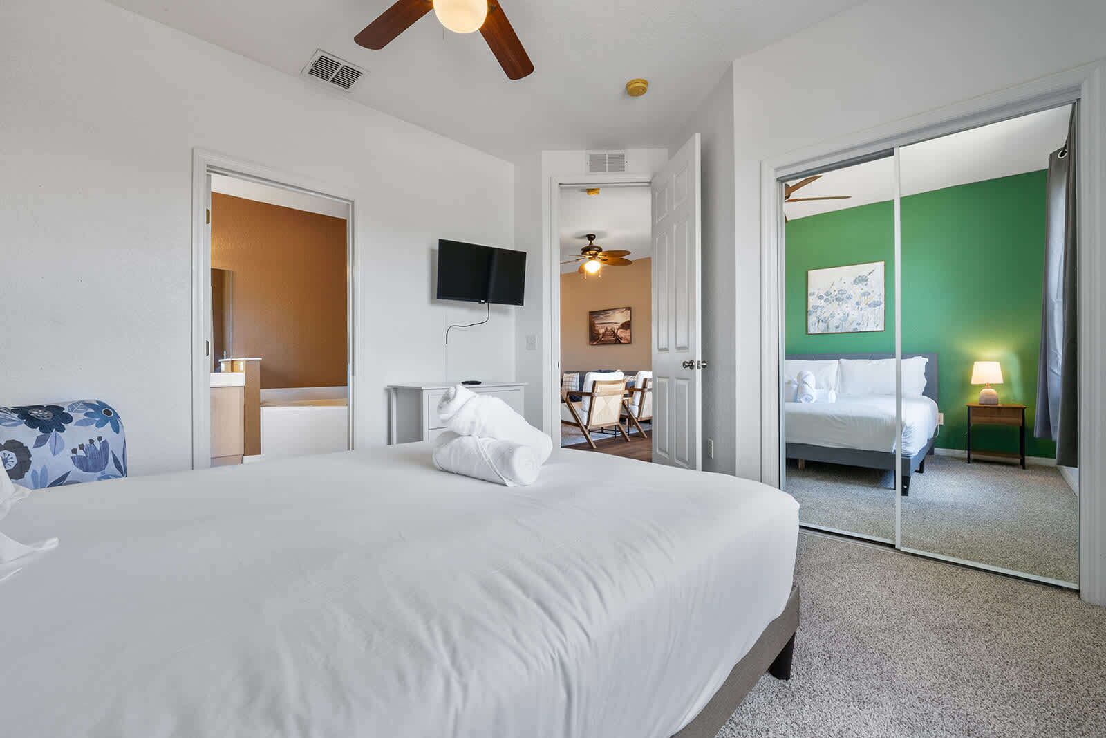 デスク、旅行用ベビーベッド、WiFi、ベッドシーツ