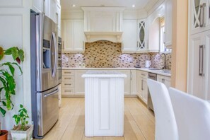 Micro-ondes, four, plaque de cuisson, lave-vaisselle