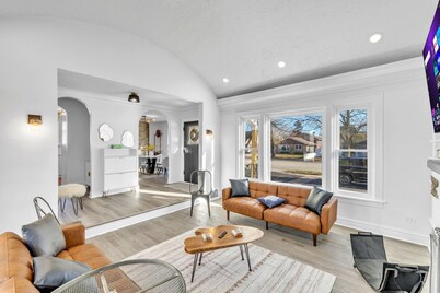 Comfortable SFH for Families & Groups • Easy Walk to Local Shops and Eateries