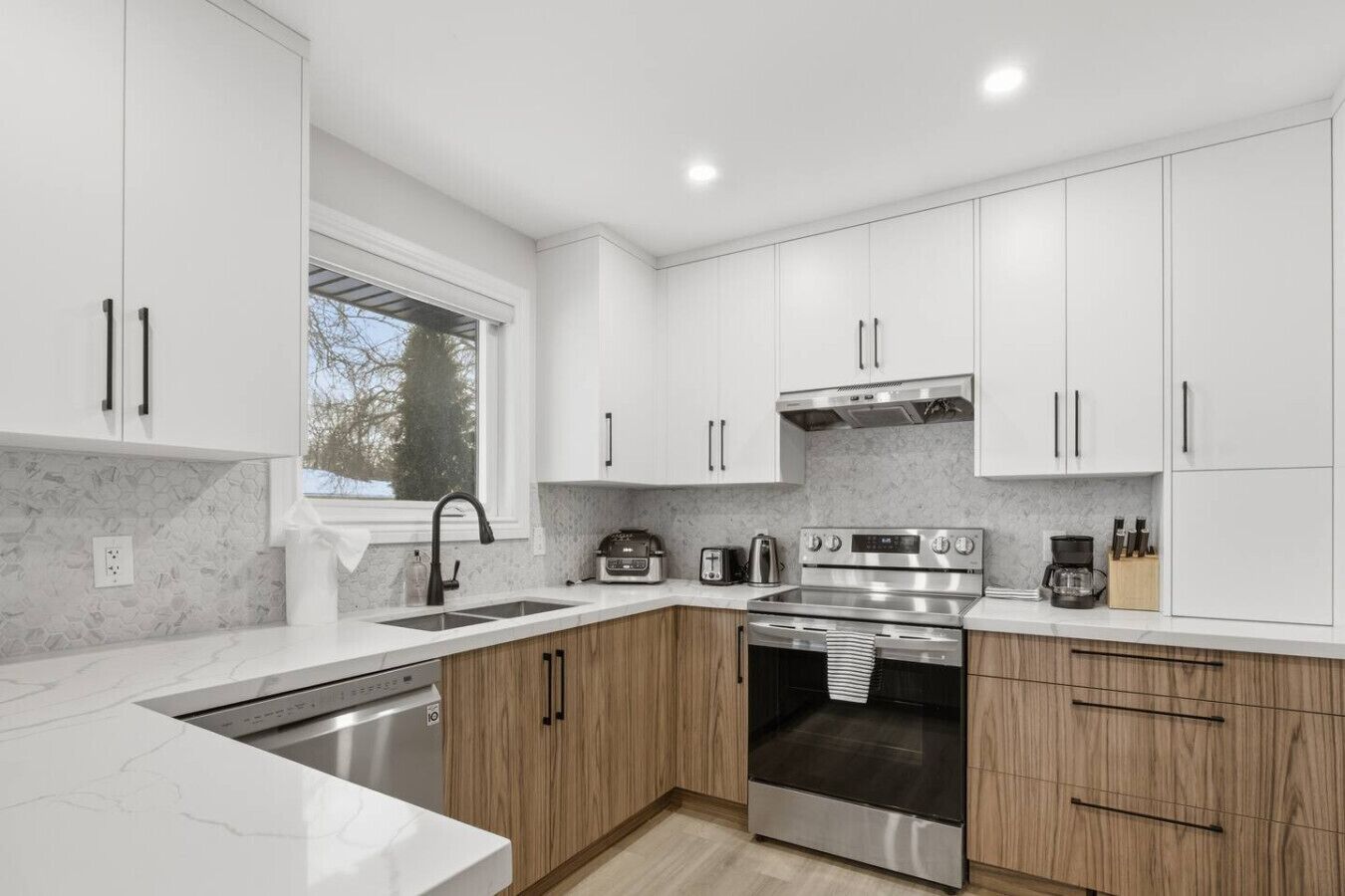 Kjøleskap, mikrobølgeovn, ovn og kokeplater