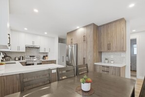Fridge, microwave, oven, stovetop - Spacious 6BR Full Home Near Niagara Falls & Wine (St. Catharines)