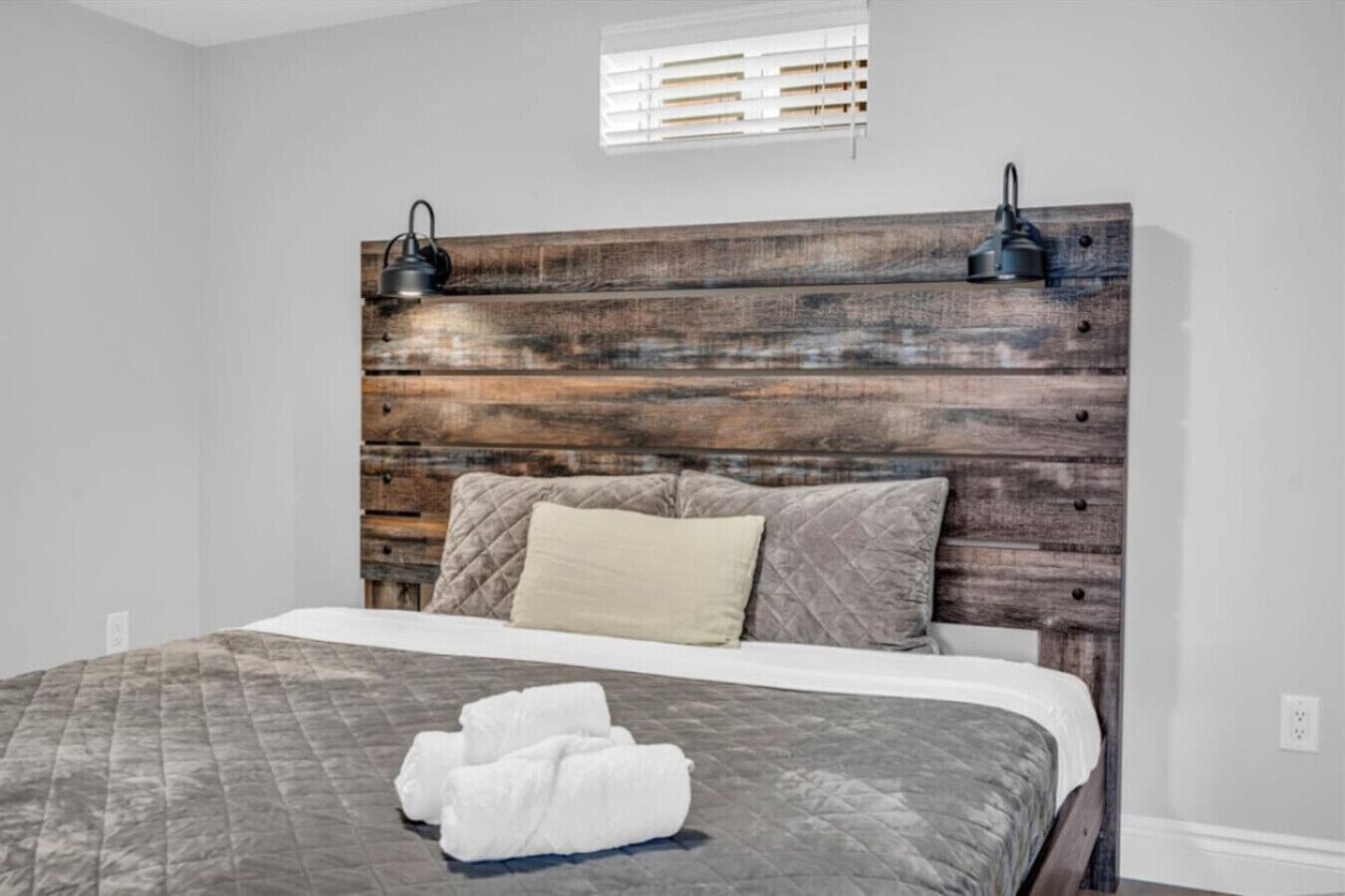 Skrivebord, strykejern/-brett, reiseseng for barn og wi-fi