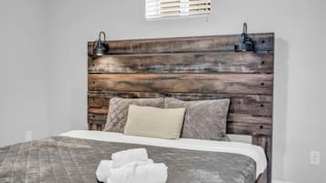 Skrivebord, strykejern/-brett, reiseseng for barn og wi-fi