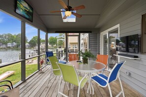 Outdoor dining - Water's Edge Retreat OCMD (Ocean Pines)