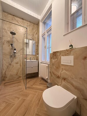Dusche, Haartrockner, Handtücher, Seife