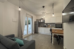 Living area - Libeccio Apartment - Elegance and Relaxation 300 meters from the Sea (Santa Margherita di Pula)