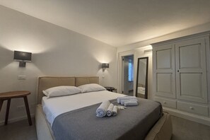 2 chambres, fer et planche à repasser, lit de bébé portatif