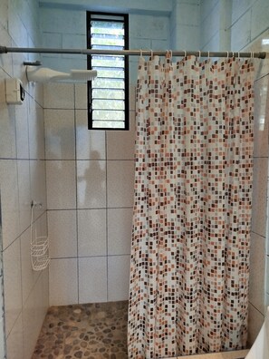 Shower, hair dryer, towels, soap - Discover the Peruvian Jungle: M&K House a refuge for you in Tarapoto. (Tarapoto)