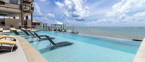 Piscine extérieure, chaises longues