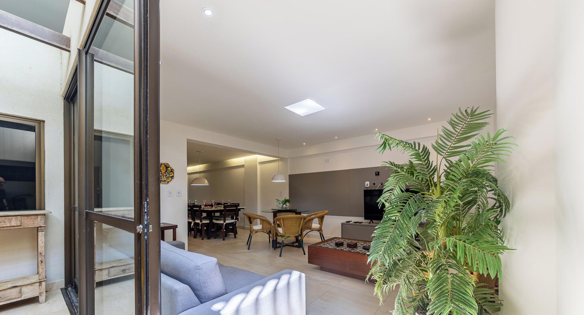 Apartamento básico | Sala de estar | Smart TV 40 polegadas com canais digitais, mesa de pingue-pongue