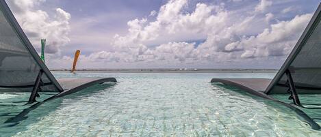 Huoneisto | Uima-allas | Ulkouima-allas, aurinkotuoleja