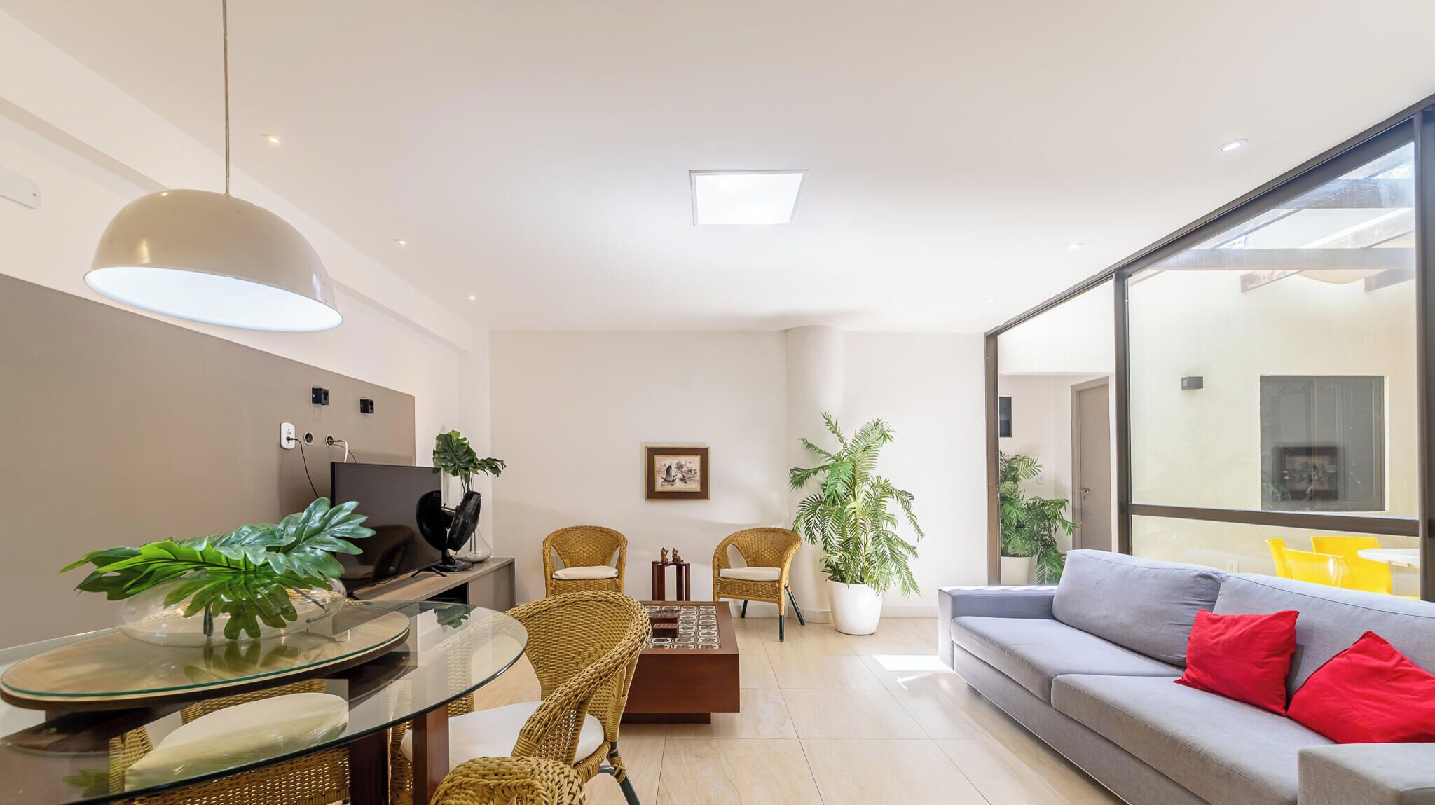 Leilighet – basic | Oppholdsrom | En 40-tommers smart-TV med digitale kanaler samt bordtennis