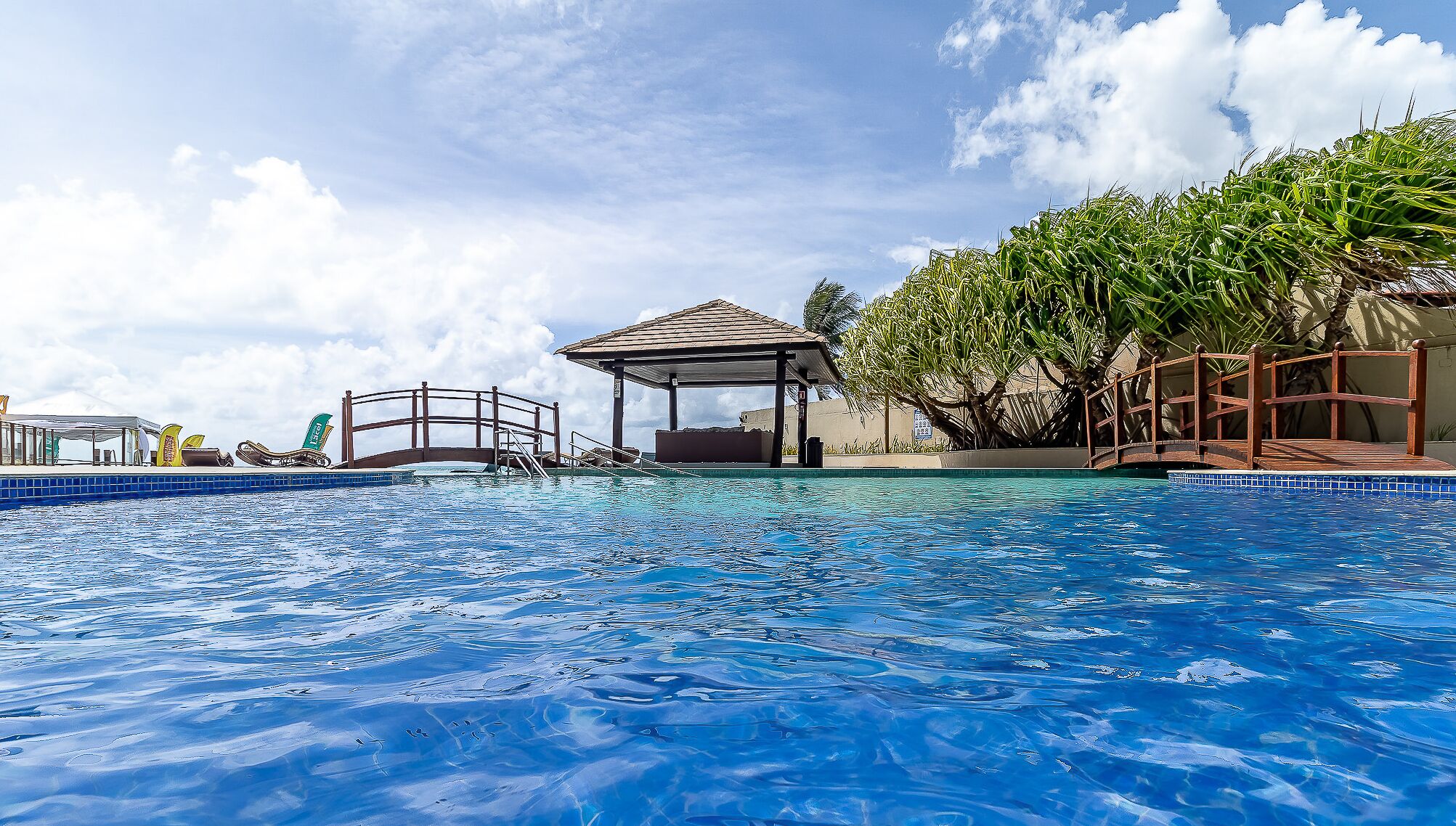 Una piscina al aire libre, tumbonas