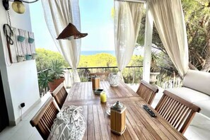 Outdoor dining - Mistral Apartment - Modern luxury and relaxation at a stone's throw from the sea (Santa Margherita di Pula)
