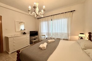 3 bedrooms, iron/ironing board, travel cot, WiFi - Mistral Apartment - Modern luxury and relaxation at a stone's throw from the sea (Santa Margherita di Pula)