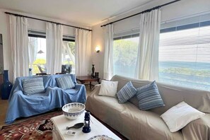 Living area - Mistral Apartment - Modern luxury and relaxation at a stone's throw from the sea (Santa Margherita di Pula)