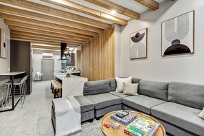 Smart TV - Designer 5Bed - 4Bath Home in Old City! A Plus Location (Philadelphia)