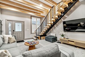 Smart TV - Designer 5Bed - 4Bath Home in Old City! A Plus Location (Philadelphia)