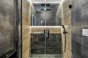 Shower, hair dryer, towels, soap - Designer 5Bed - 4Bath Home in Old City! A Plus Location (Philadelphia)