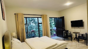 Premium bedding, soundproofing, WiFi (free), bed sheets - On Cloud Resort (Murree)