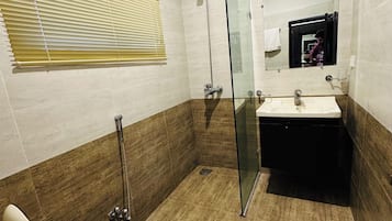 Een douche, een bidet, handdoeken, zeep