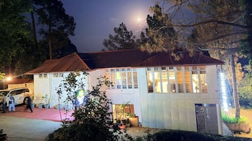 Vista frontal de la propiedad