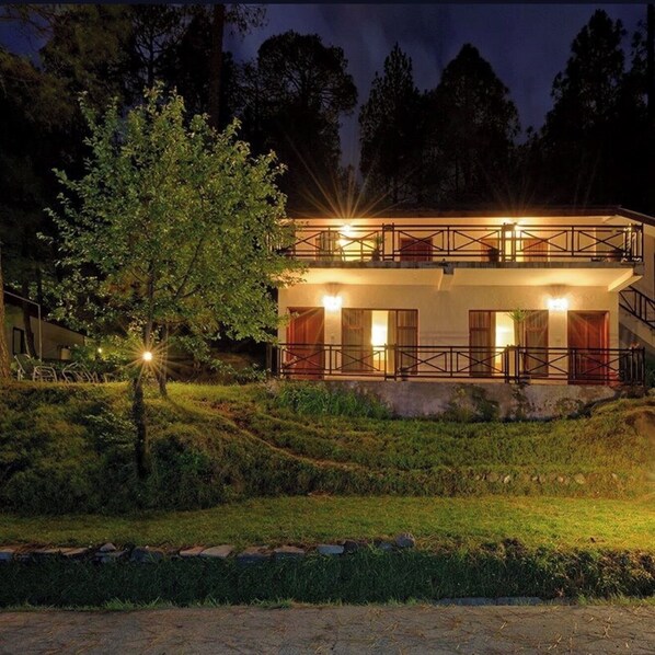 Premium bedding, free WiFi, bed sheets - On Cloud Resort (Murree)