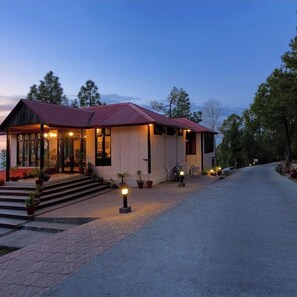 Premium bedding, free WiFi, bed sheets - On Cloud Resort (Murree)