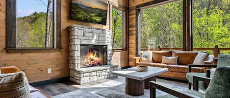 Een televisie en een open haard