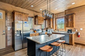 Fridge, microwave, oven, stovetop - New! 5BR Pool Cabin w/Hot Tub*Theater*Game Room (Sevierville)