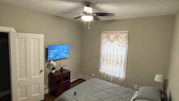 Een strijkplank/strijkijzer, wifi, beddengoed