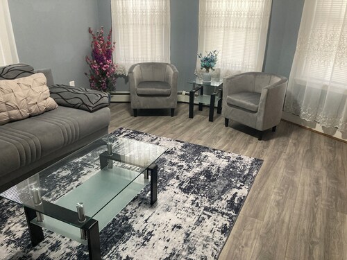 Cozy 2-bedroom apartment in marvelous Pawtucket walking distance to stadium