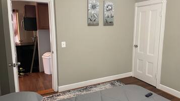 Silitysrauta/-lauta, Wi-Fi, vuodevaatteet