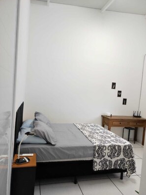 1 bedroom, Internet, bed sheets - Fully furnished apartment 1.5km from the Ilhabela ferry. (São Sebastião)