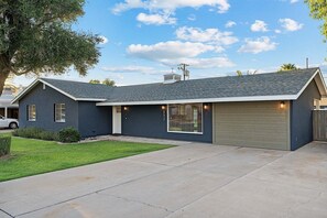 Exterior - Uptown Max and Relax - Contemporary, Upgraded Home, Great Backyard for Entertaining! (Phoenix)