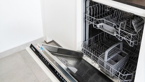 Una cocina con horno integrado, lavavajillas y tostadora.